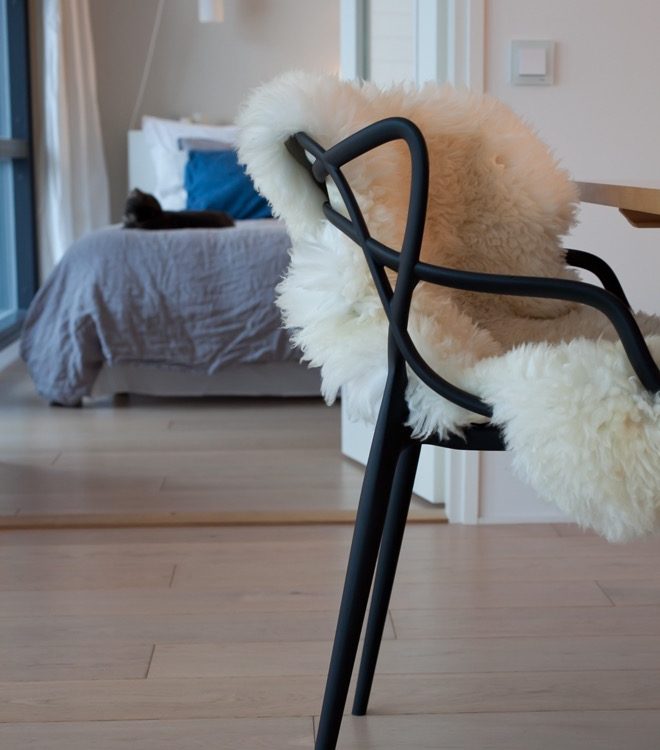 Lammfell in Wohnzimmer Photocredit @valkoinenharmaja Lammfell in Wohnzimmer