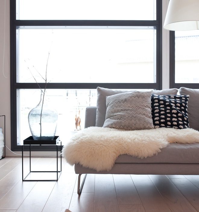Lammfell in Wohnzimmer skandinavische Einrichtung Lammfell in Wohnzimmer skandinavische Einrichtung