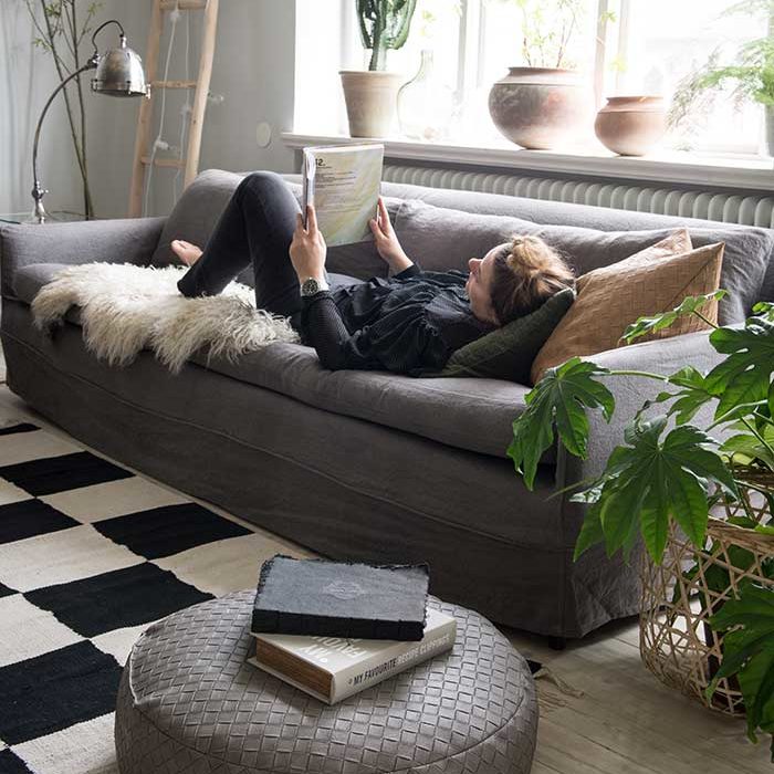 Gemütliche Couch für Feierabend Mach es gemütlich auf der Couch
