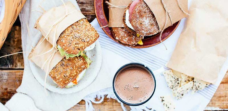 Nordische Winterpicknick mit leckere Sandwichs Nordische Winterpicknick mit leckere Sandwichs