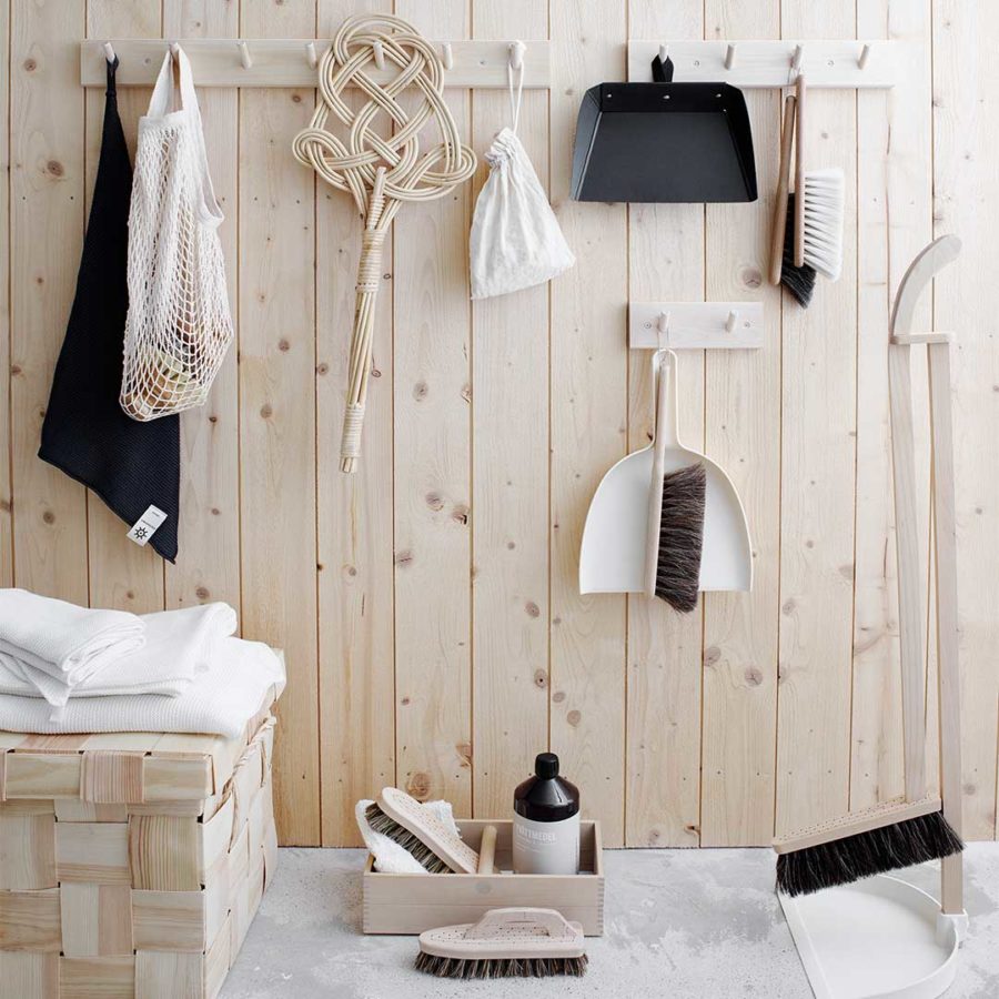 Hakenleiste aus Holz mit Reinigungszubehör Skandinavischer Stil Nordic Butik Hakenleiste aus Holz 7 Haken mit Reinigungszubehör Nordischer Stil Nordic Butik