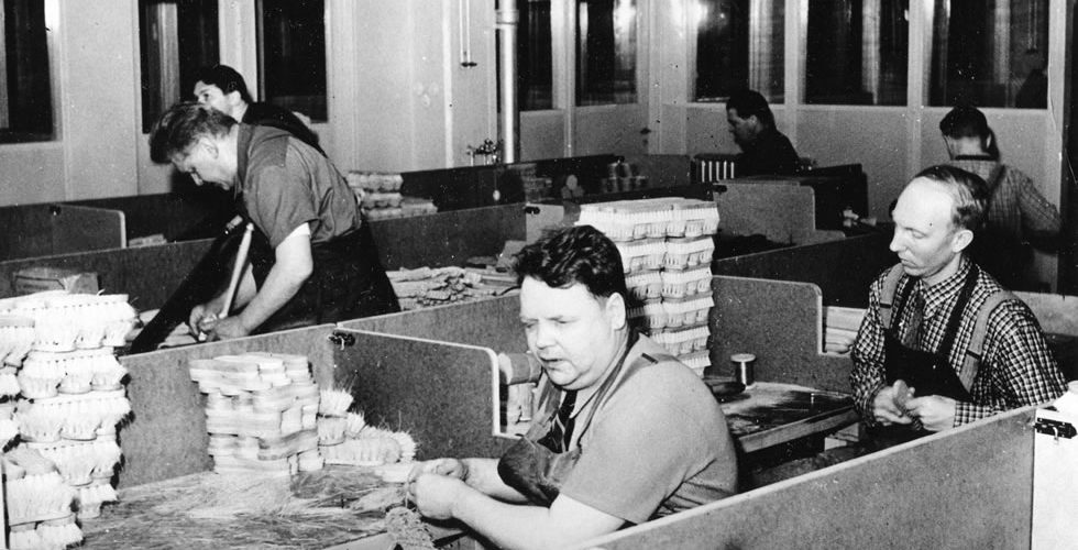Herstellung von Bürste in Schwedische Fabrik iris hantverk Herstellung von Bürste in Schwedische Fabrik iris hantverk