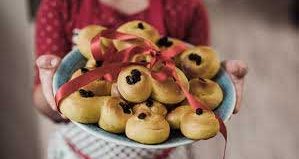 schwedisches Weihnachtsgebäck für das Luciafest schwedische Lussekatter