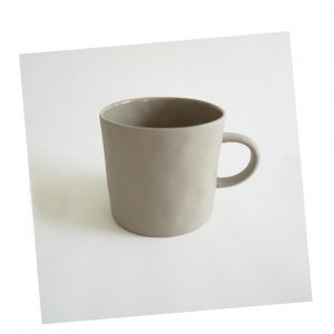 Henkeltasse beige Kajsa Cramer handgemachte Keramik Nordic Butik