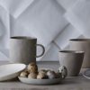 Henkeltasse beige Kajsa Cramer handgemachte Keramik Nordic Butik